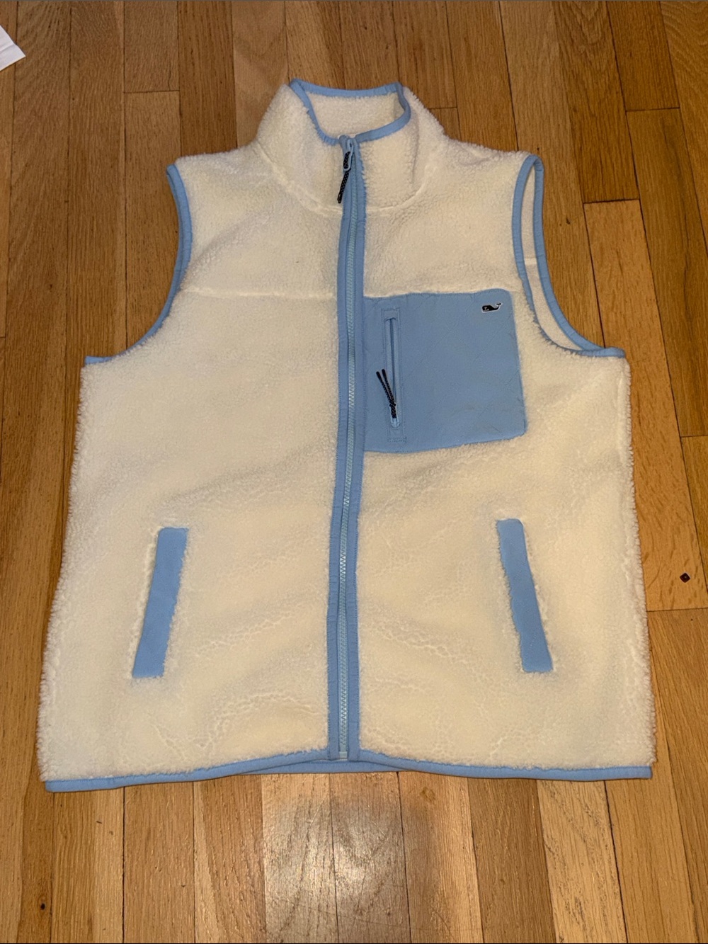 Women’s vineyard vines Cream pile fleece Vest with Light Blue Trim m